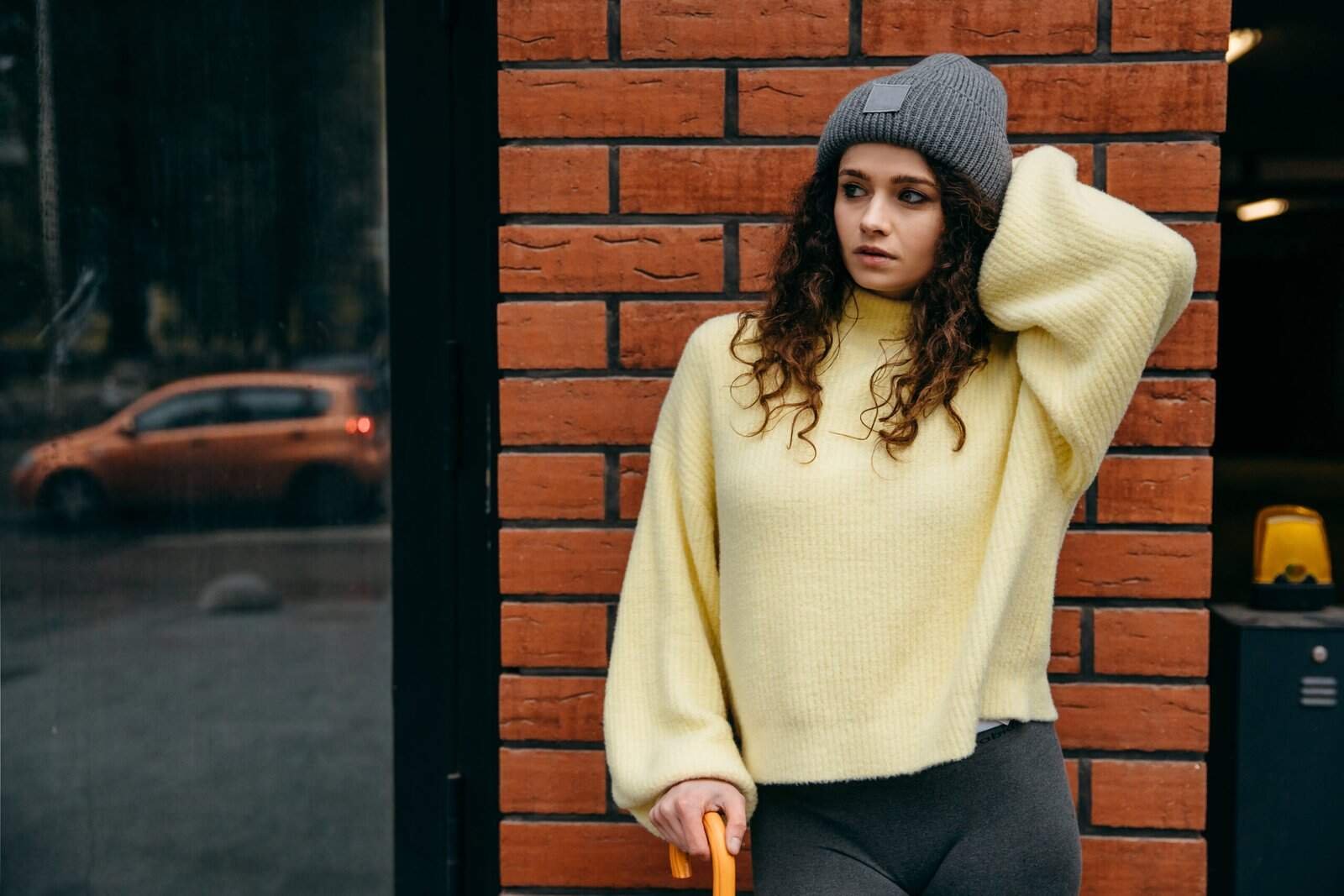 Tommy Hilfiger i Tommy Jeans – jak sprzedawać dwie linie jednej marki w sklepie premium